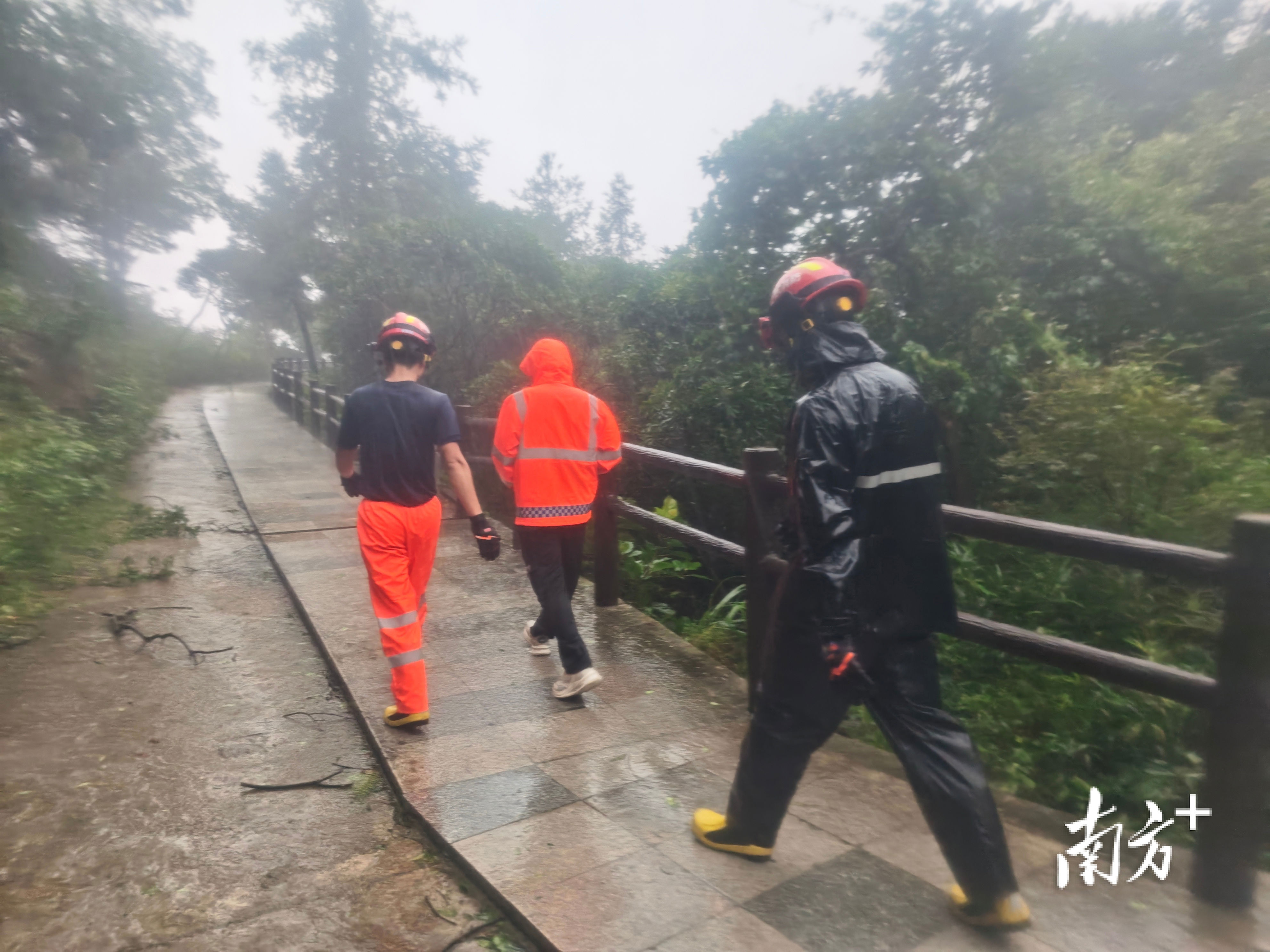 cn, src, 消防中队立 cn, src, 消防中队立