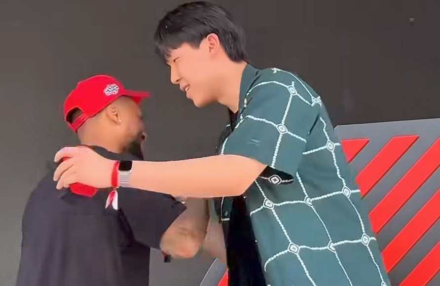 杨瀚森穿着, 并在